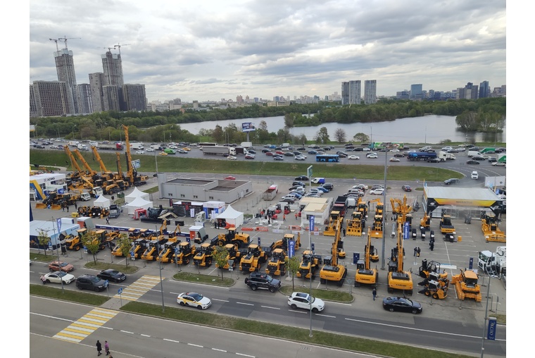 Марка JCB лидер продаж в сегменте экскаваторов-погрузчиков по итогам 9 месяцев 2025 года